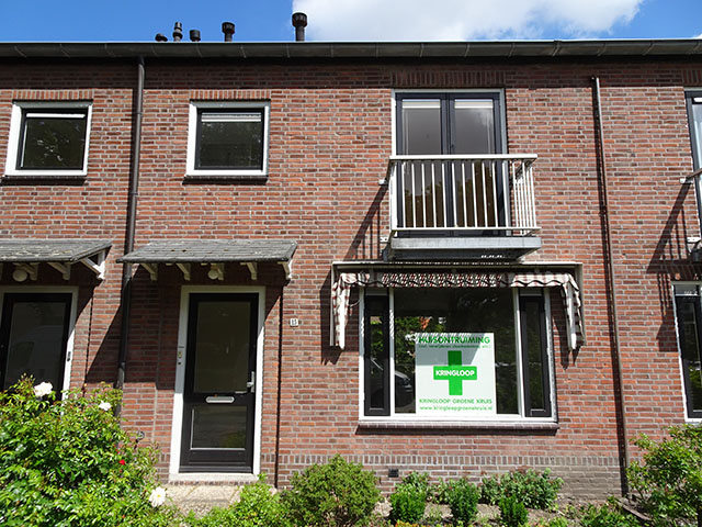 Woning opruimen inclusief verwijderen vloerbedekking (tapijt) van trap Albert Verweystraat - Alphen aan den Rijn